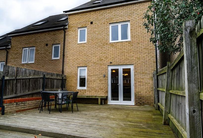 דירת נופש Lovely 4 Bed House In Huntingdon