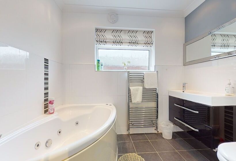 اقامتگاه Lovely House In Cambridge With 5 Double Beds