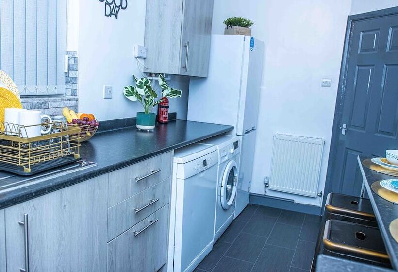 اقامتگاه Dudley 3bedroom Home Perfect For Long & Short Stay