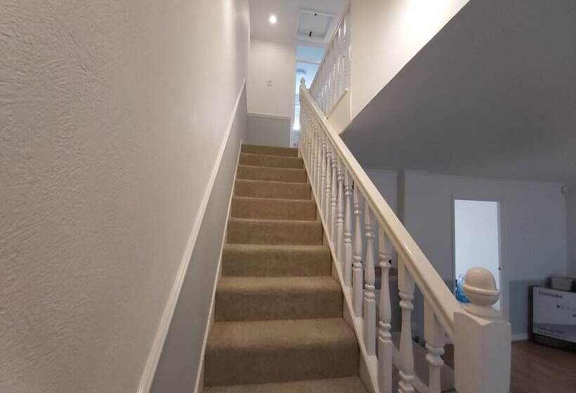 Резиденция Beautiful And Luxurious 4 Bed House In Essex