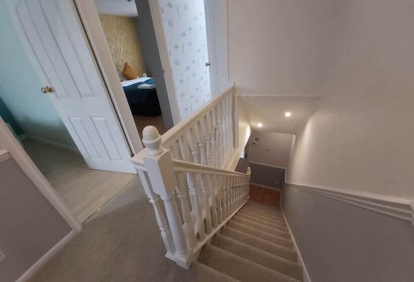 Резиденция Beautiful And Luxurious 4 Bed House In Essex