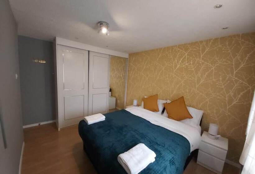 Резиденция Beautiful And Luxurious 4 Bed House In Essex