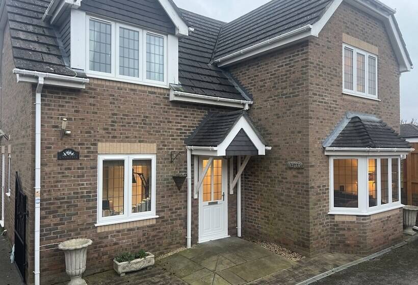 إقامة Remarkable 3 Bed House In Netley Abbey Southampton