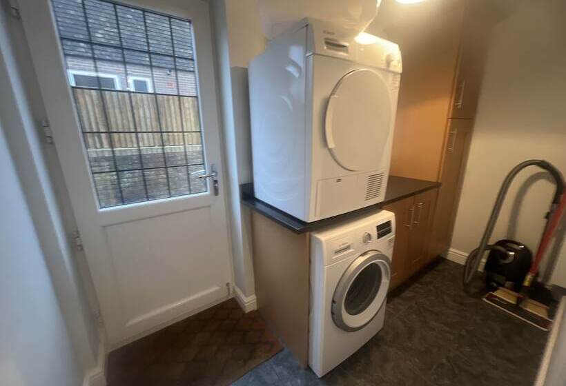 إقامة Remarkable 3 Bed House In Netley Abbey Southampton