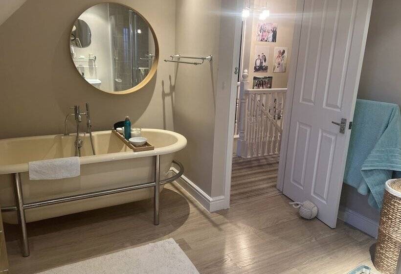 דירת נופש Remarkable 3 Bed House In Netley Abbey Southampton