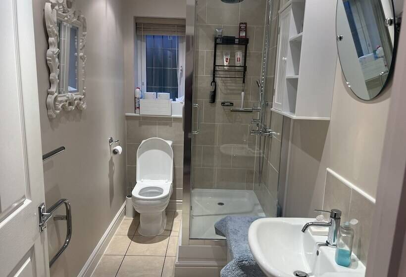 إقامة Remarkable 3 Bed House In Netley Abbey Southampton