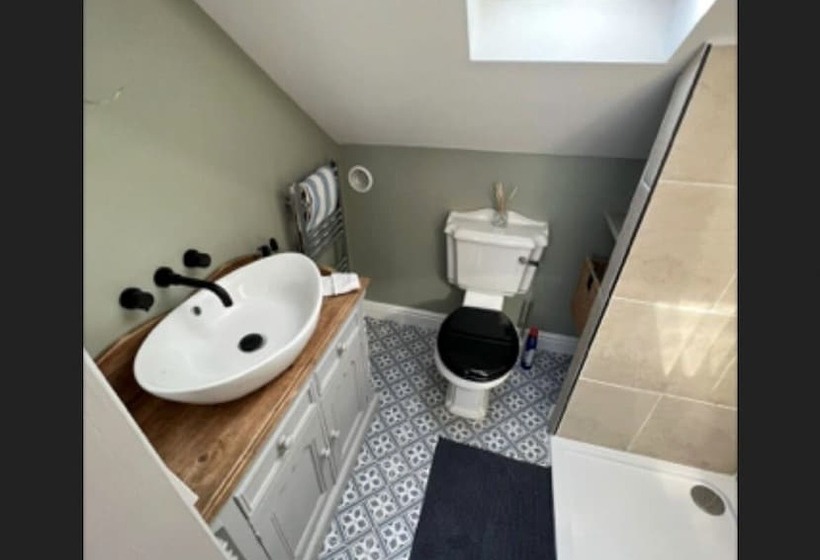 Резиденция Charming 3 Bed House In Guildford