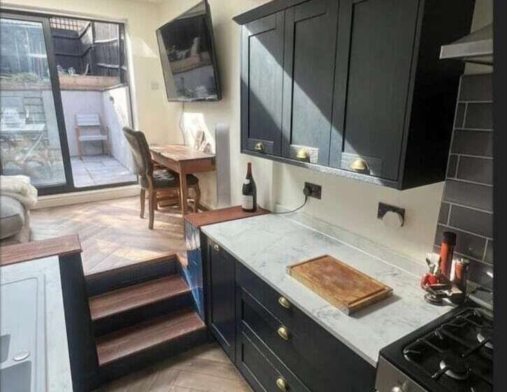 레지던스 Charming 3 Bed House In Guildford