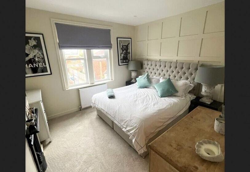 住所  Charming 3 Bed House In Guildford