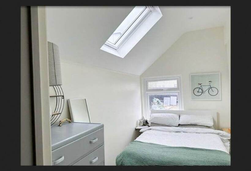 레지던스 Charming 3 Bed House In Guildford