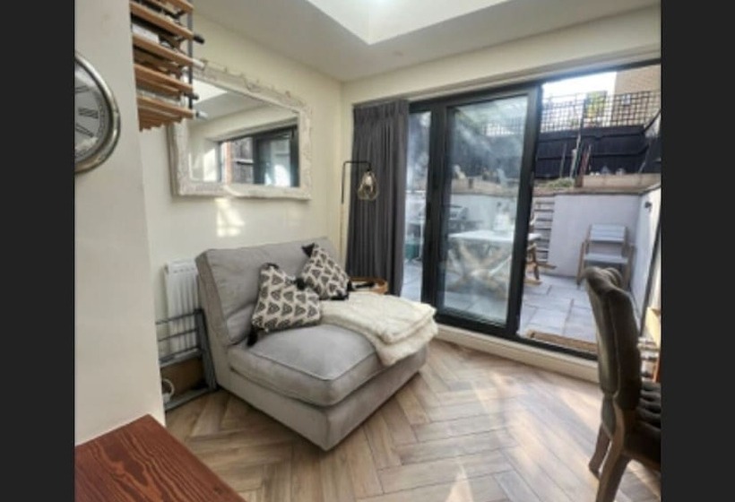 Резиденция Charming 3 Bed House In Guildford