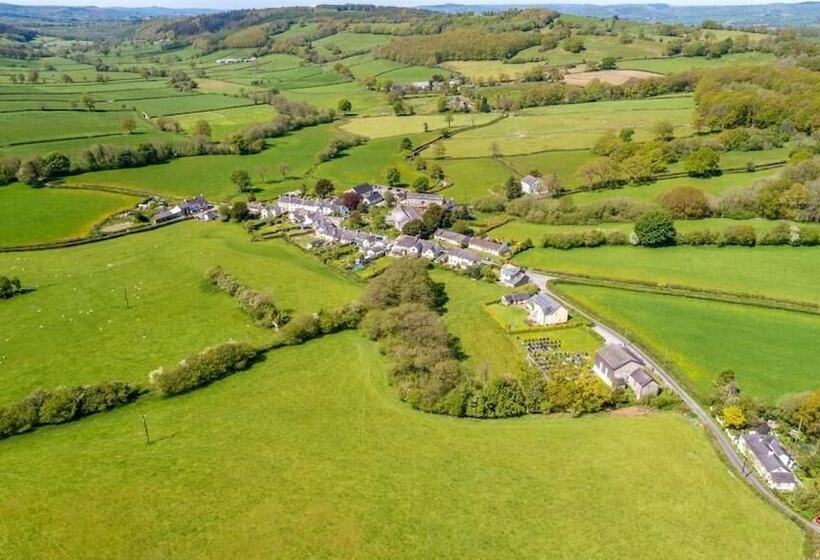 إقامة Simple Luxury In Brecon Beacons Village House