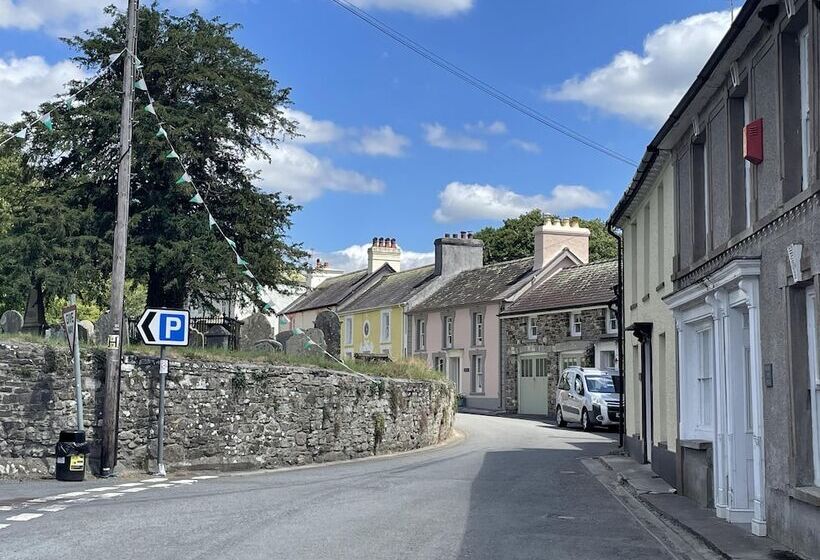 住所  Simple Luxury In Brecon Beacons Village House