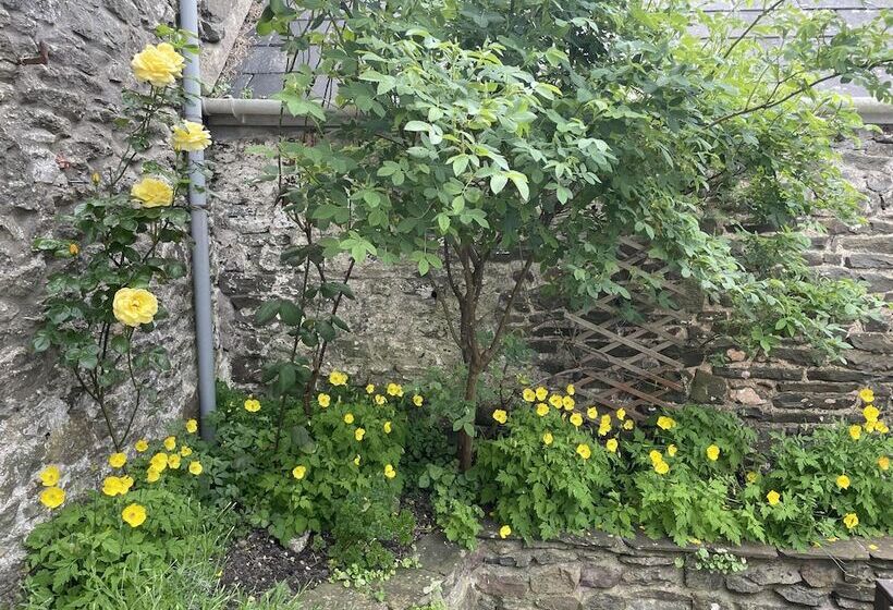 住所  Simple Luxury In Brecon Beacons Village House