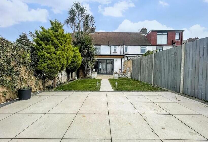إقامة Spacious 3 Bed House In Brighton With Parking