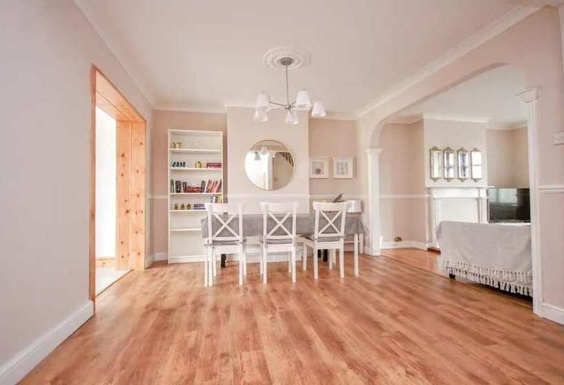 إقامة Spacious 3 Bed House In Brighton With Parking