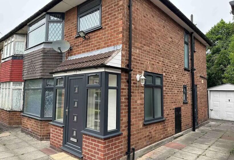住所  Stunning 3 Bed House In Cheadle