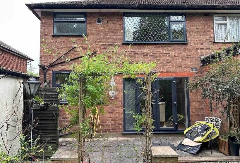 住所  Stunning 3 Bed House In Cheadle