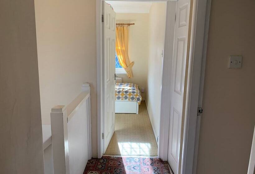 住所  Stunning 3 Bed House In Cheadle