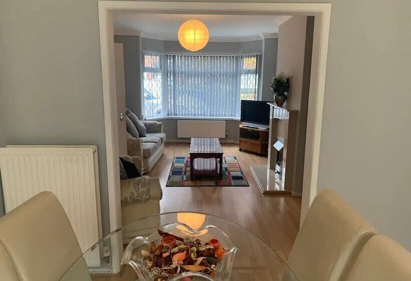住所  Stunning 3 Bed House In Cheadle