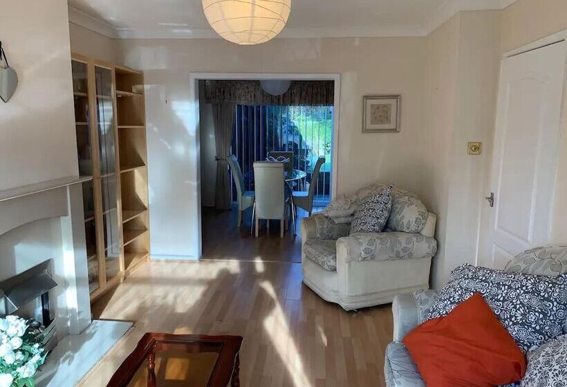 住所  Stunning 3 Bed House In Cheadle