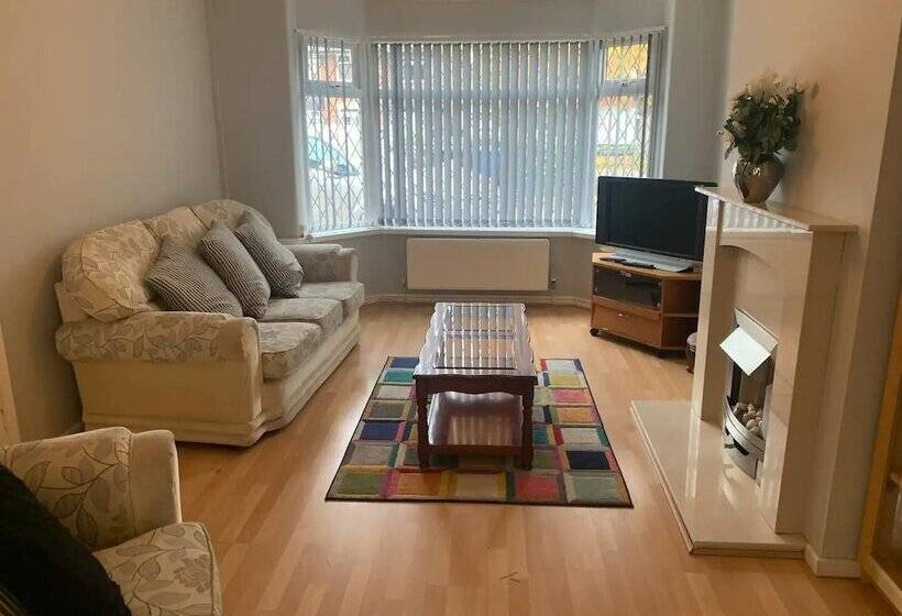 住所  Stunning 3 Bed House In Cheadle