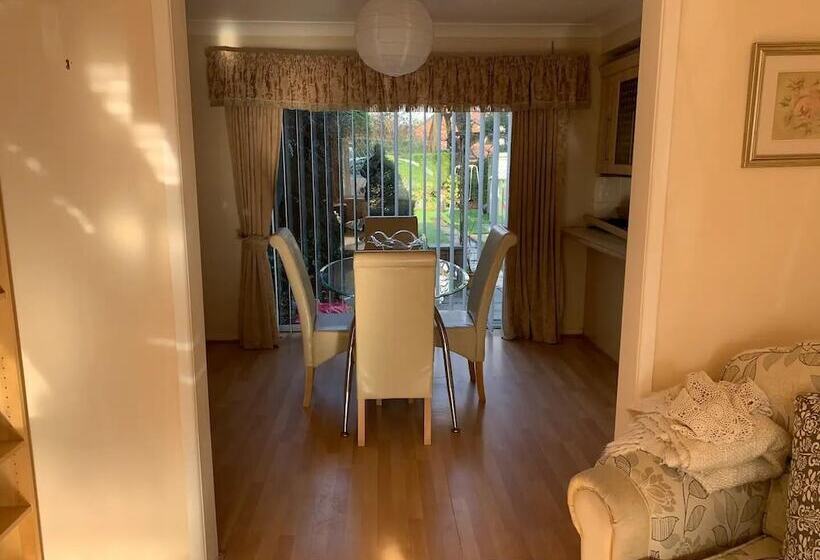 住所  Stunning 3 Bed House In Cheadle