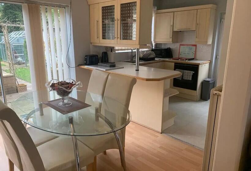 住所  Stunning 3 Bed House In Cheadle