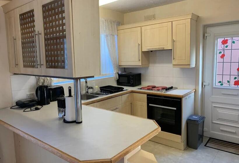 住所  Stunning 3 Bed House In Cheadle