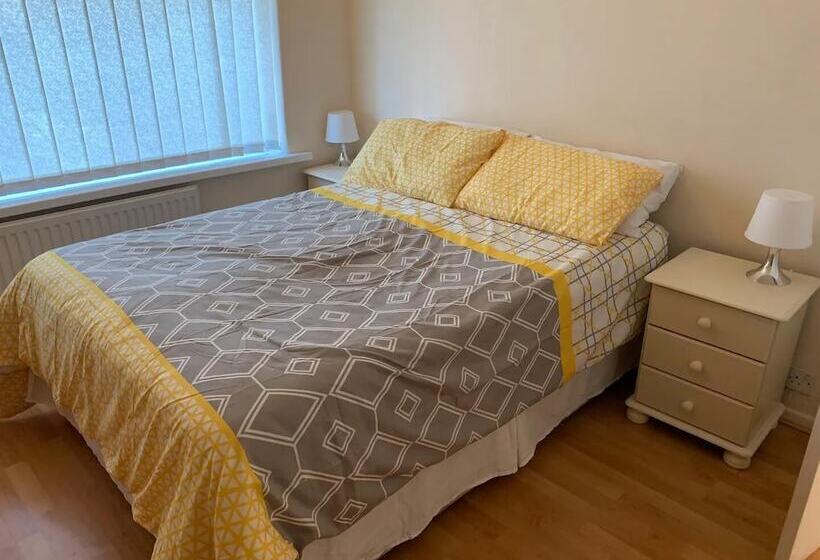 住所  Stunning 3 Bed House In Cheadle