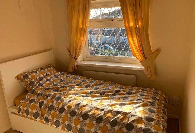 住所  Stunning 3 Bed House In Cheadle