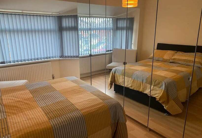 住所  Stunning 3 Bed House In Cheadle