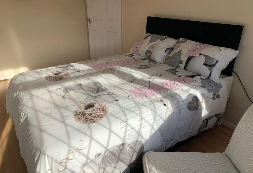 住所  Stunning 3 Bed House In Cheadle