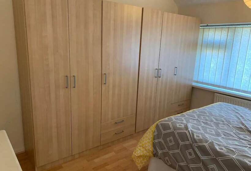 住所  Stunning 3 Bed House In Cheadle