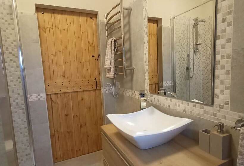 إقامة Stunning 3 Bed House In Gallinaro, Aircon And Pool