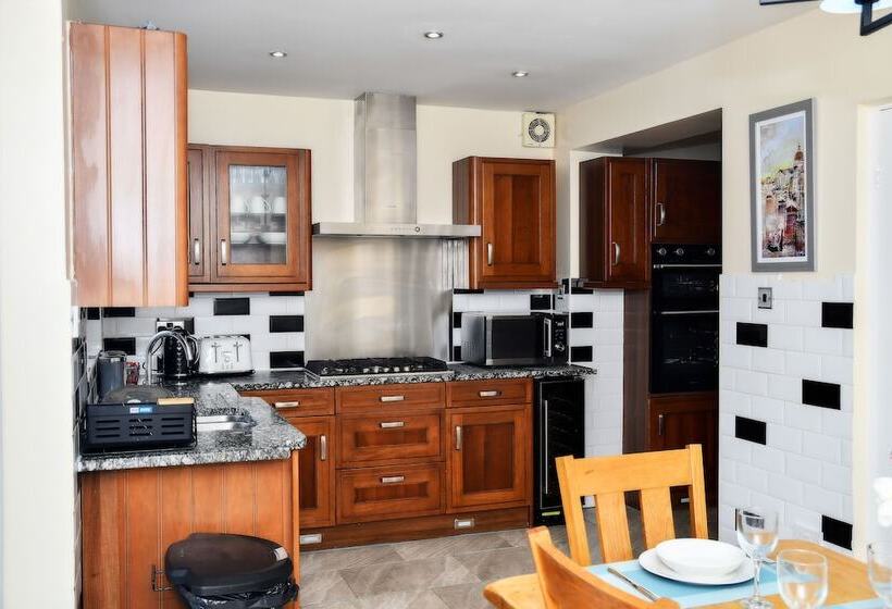 דירת נופש Stylish 6 Bed Home