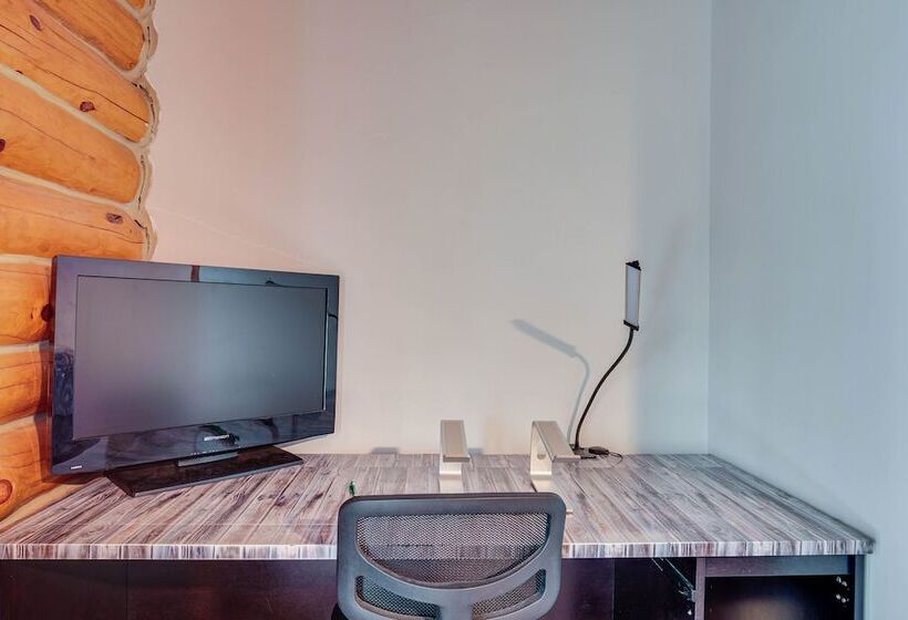 Rhinelander Waterfront Cabin W/ Deck & Fire Pit!