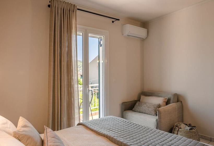 Rosilion Studios & Apartments