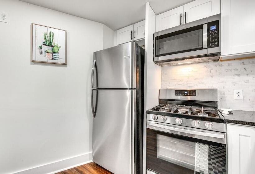 Smyrna Home W/ Porch: 2 Mi To Battery Atlanta!