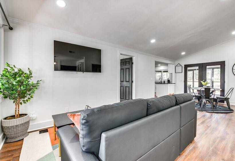 Smyrna Home W/ Porch: 2 Mi To Battery Atlanta!