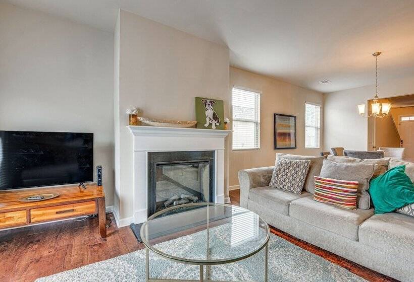 Spacious Atlanta Home W/ Yard & Charcoal Grill!