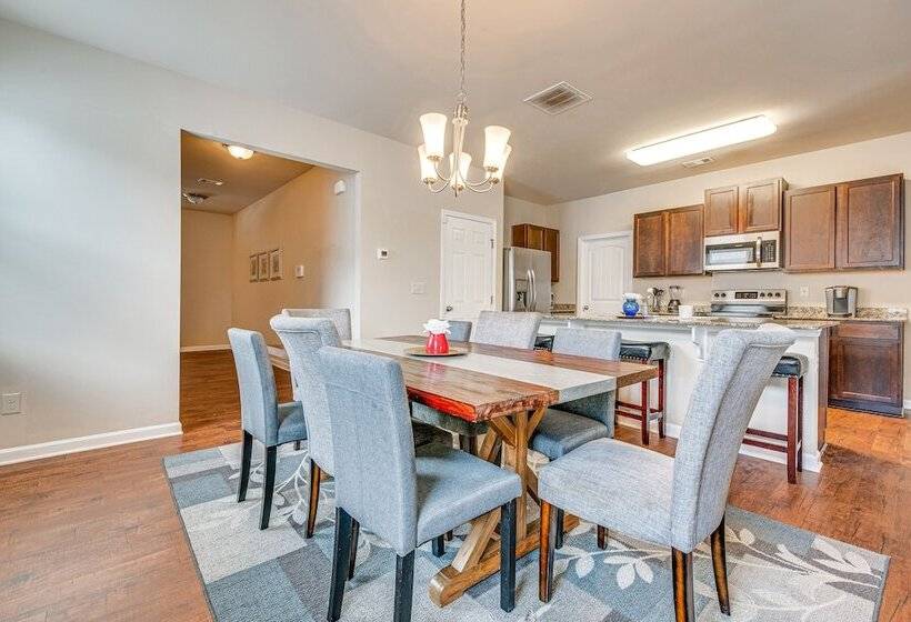 Spacious Atlanta Home W/ Yard & Charcoal Grill!