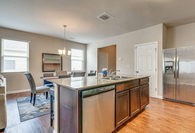 Spacious Atlanta Home W/ Yard & Charcoal Grill!