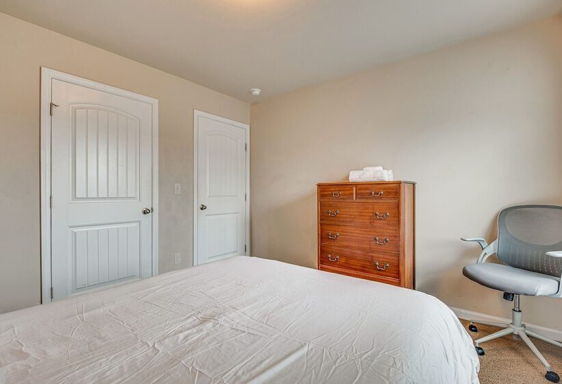 Spacious Atlanta Home W/ Yard & Charcoal Grill!