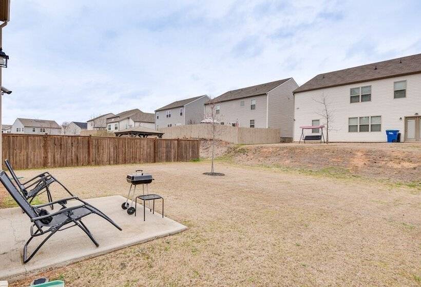Spacious Atlanta Home W/ Yard & Charcoal Grill!