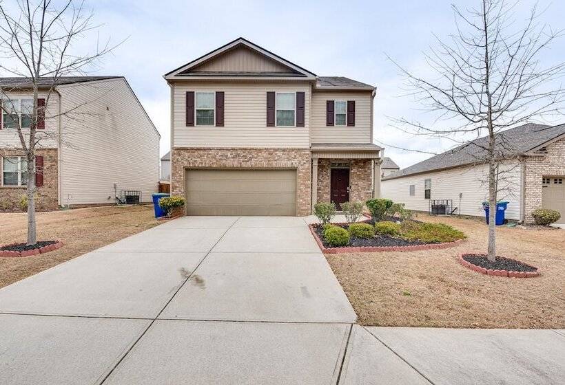 Spacious Atlanta Home W/ Yard & Charcoal Grill!