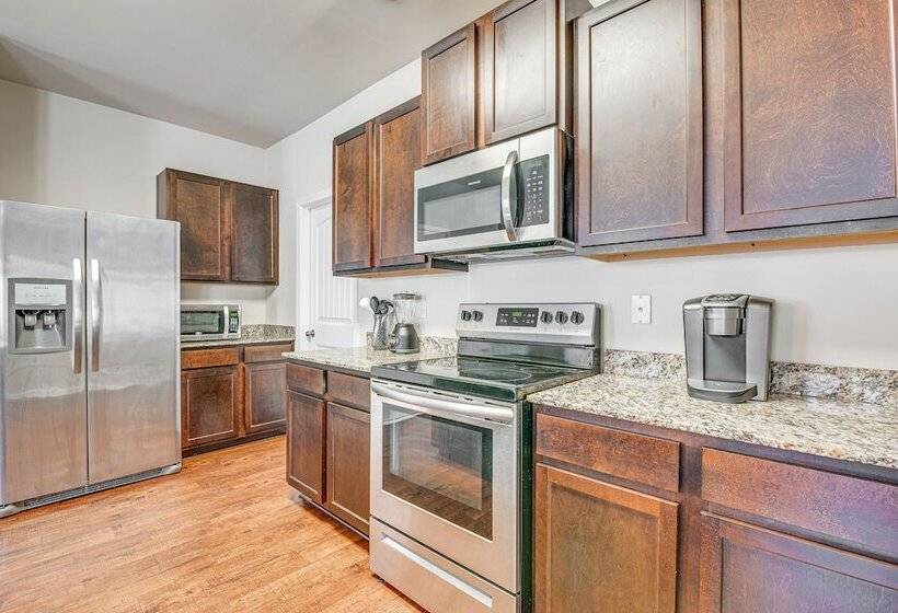 Spacious Atlanta Home W/ Yard & Charcoal Grill!