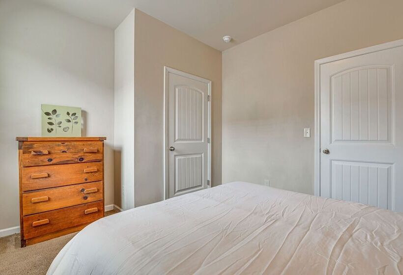 Spacious Atlanta Home W/ Yard & Charcoal Grill!