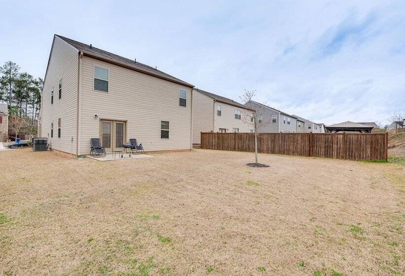 Spacious Atlanta Home W/ Yard & Charcoal Grill!