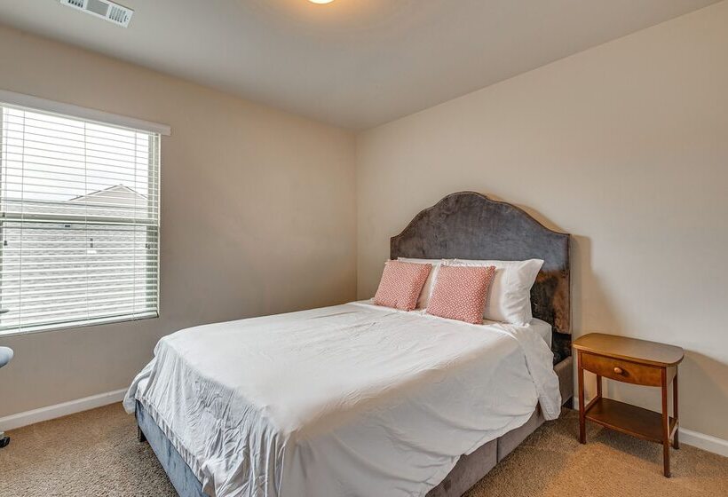 Spacious Atlanta Home W/ Yard & Charcoal Grill!